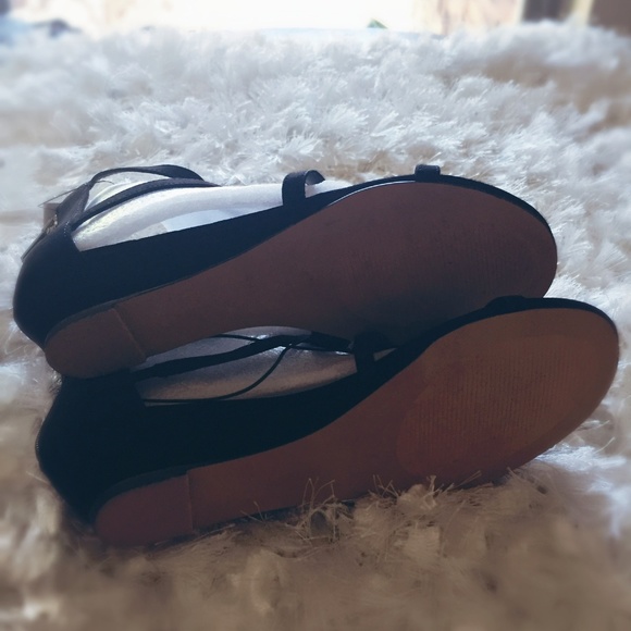 Torrid NWT Pom Pom Gladiator Sandals Black 7W - Picture 3 of 4